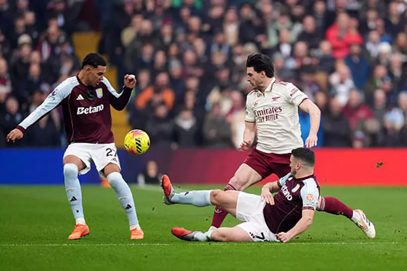 أرسنال وأستون